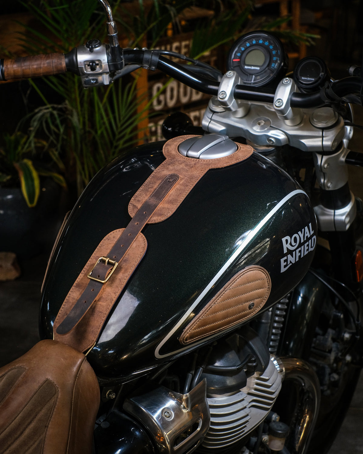 Super Meteor 650: Moto Exclusive Tank Strap