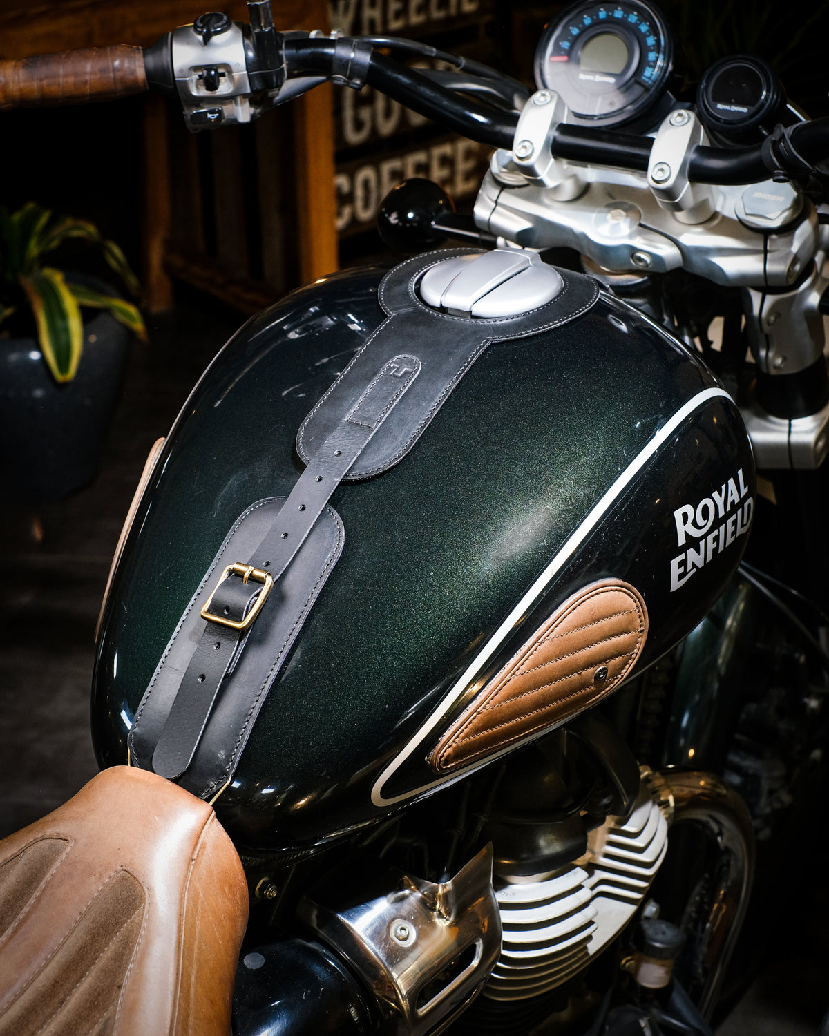 Super Meteor 650: Moto Exclusive Tank Strap