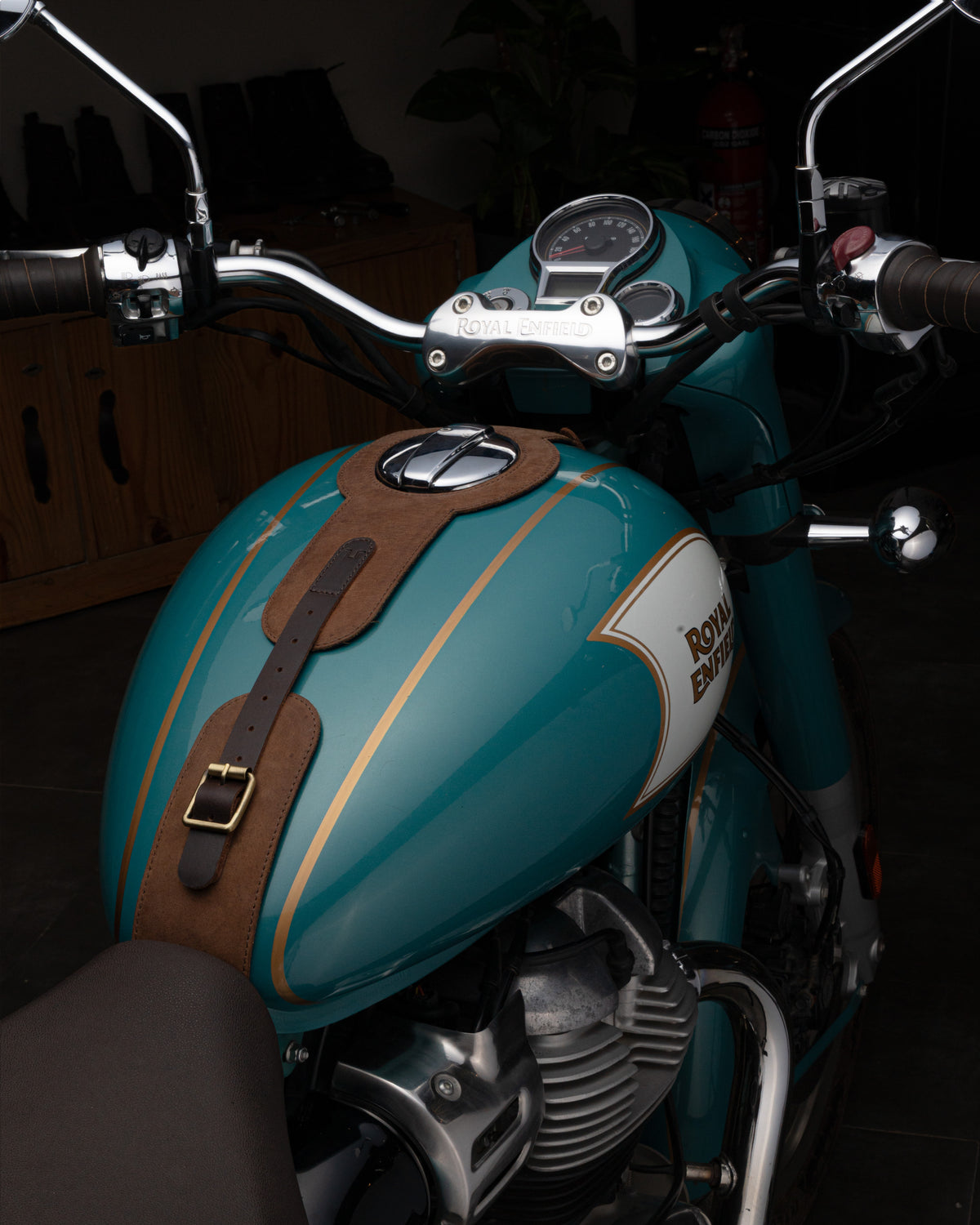 Popruh na nádrž pro Classic 650