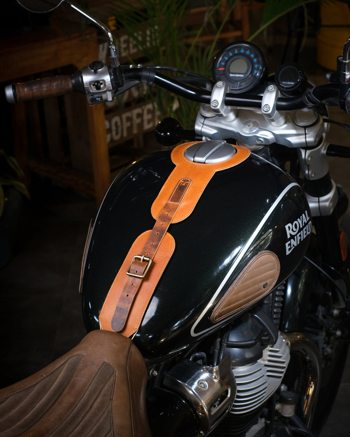 Super Meteor 650: Moto Exclusive Tank Strap