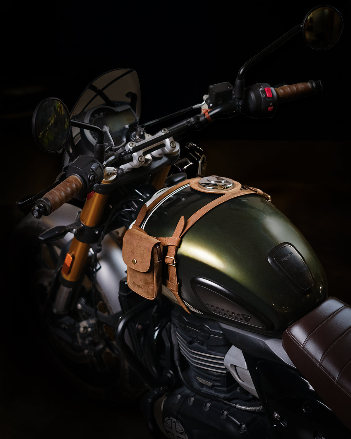 Popruh na nádrž pro Triumph 400