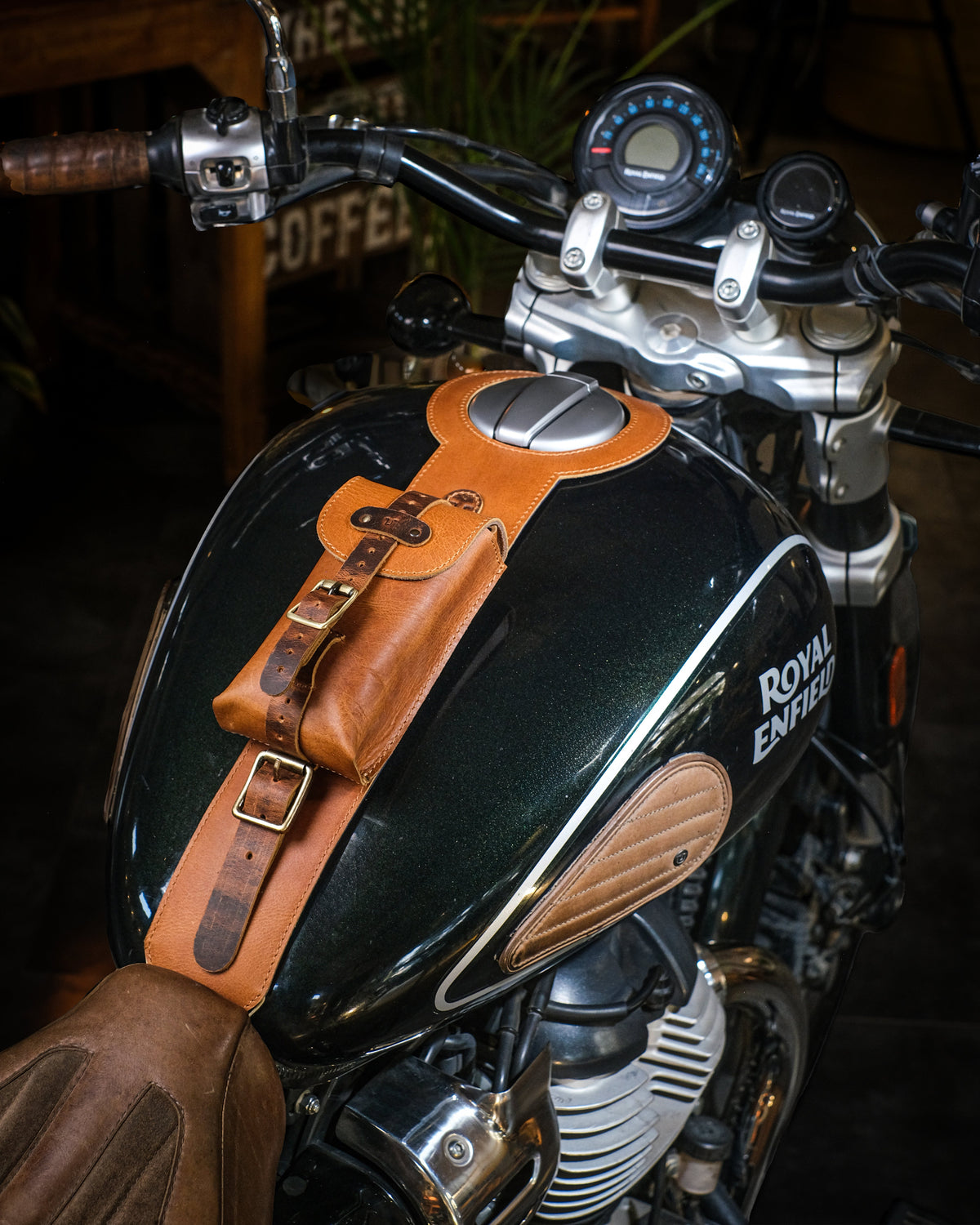 Super Meteor 650: Moto Exclusive Tank Strap