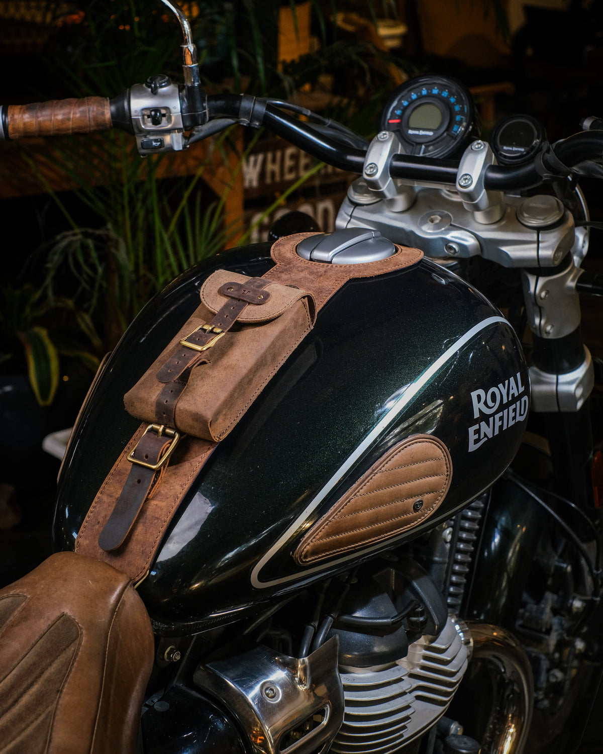 Super Meteor 650: Moto Exclusive Tank Strap
