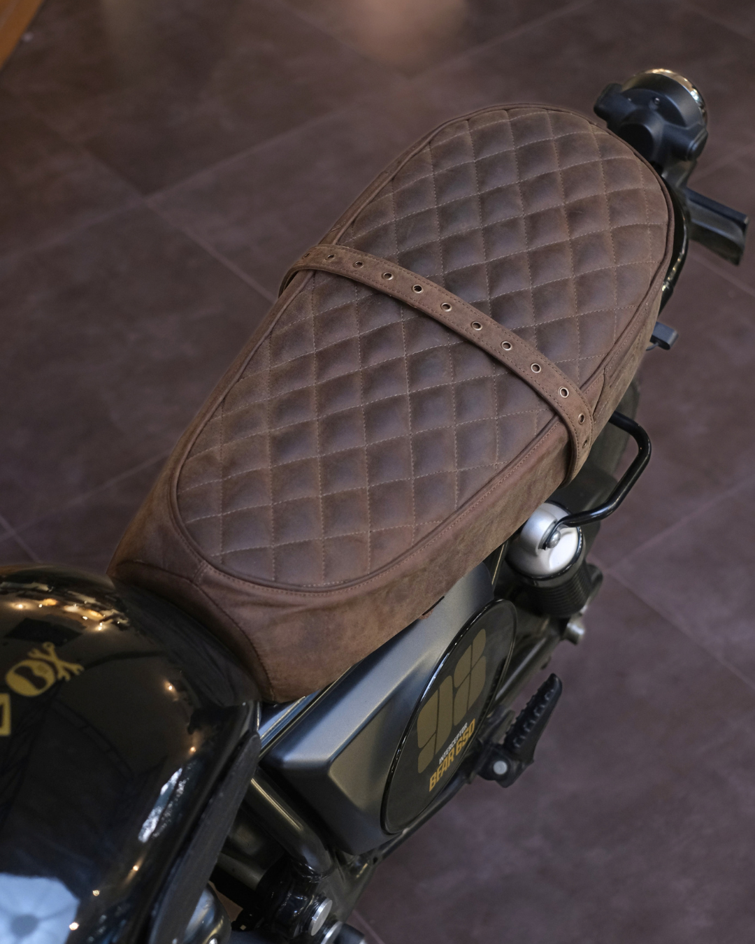 Kožený potah sedla pro Royal Enfield Bear 650