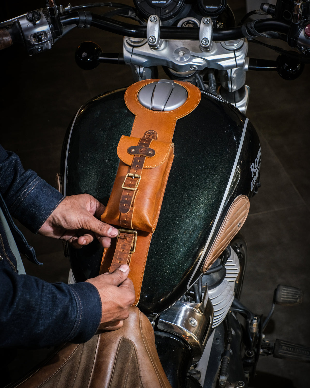 Super Meteor 650: Moto Exclusive Tank Strap