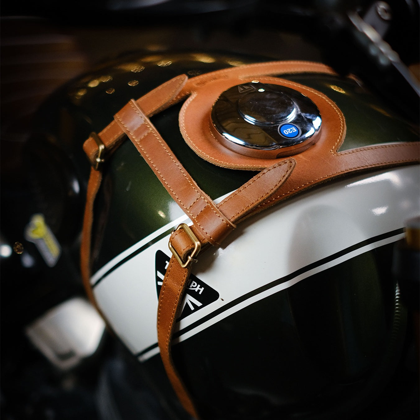 Popruh na nádrž pro Triumph 400