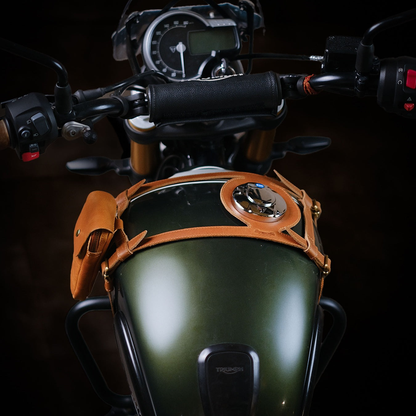 Popruh na nádrž pro Triumph 400