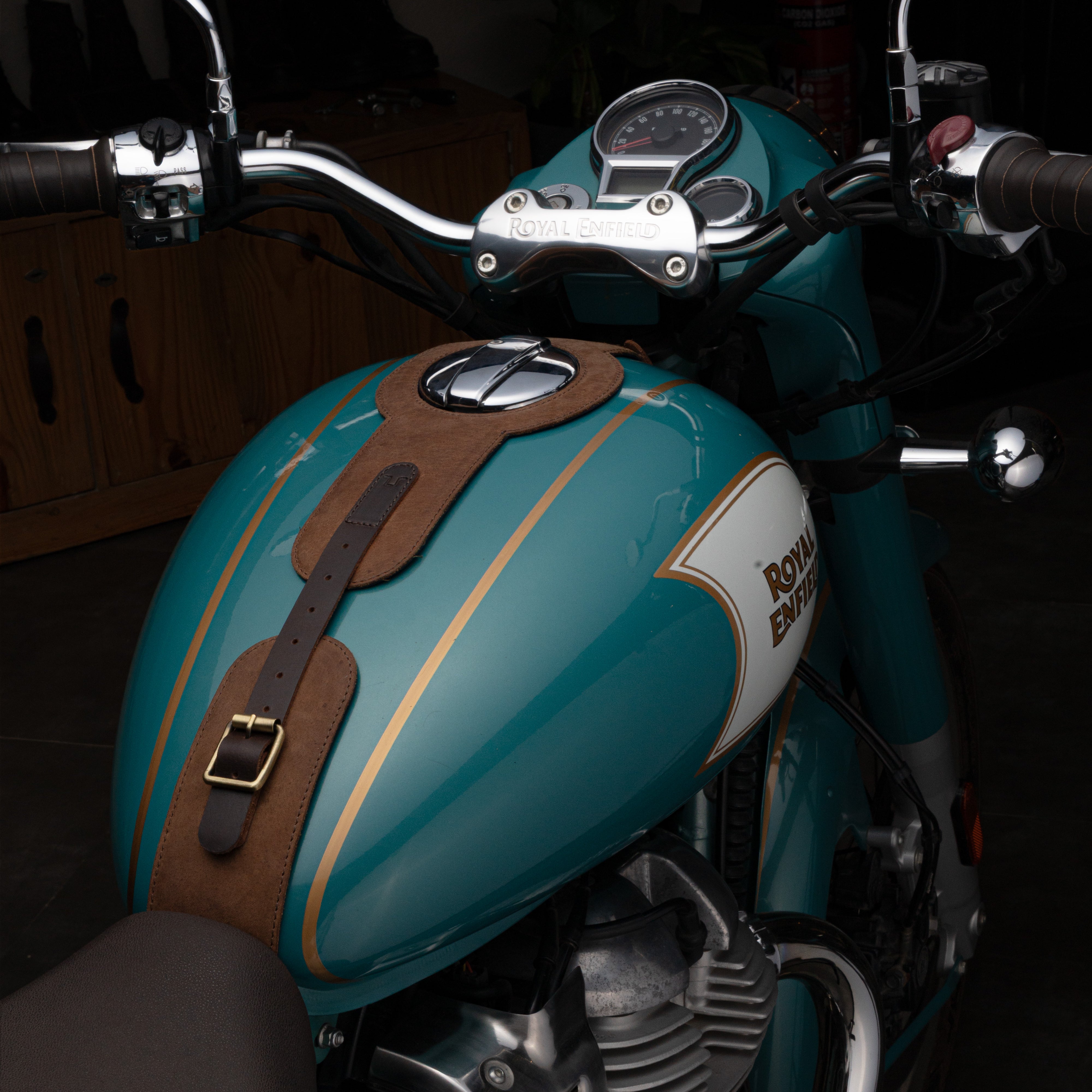 Popruh na nádrž pro Classic 650
